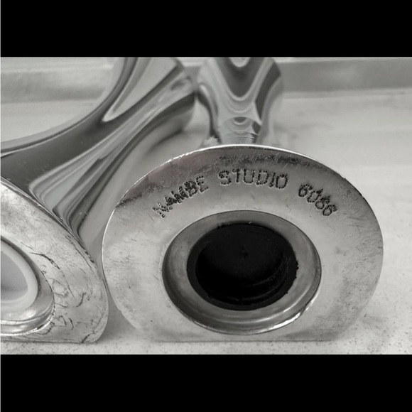 1995 NAMBE SILVER METAL ALLOY "KISSING' SALT & PEPPER SHAKERS BY KARIM RASHID - Picture 4 of 8